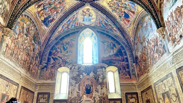 Gli affreschi furono realizzati in minima parte dal Beato Angelico