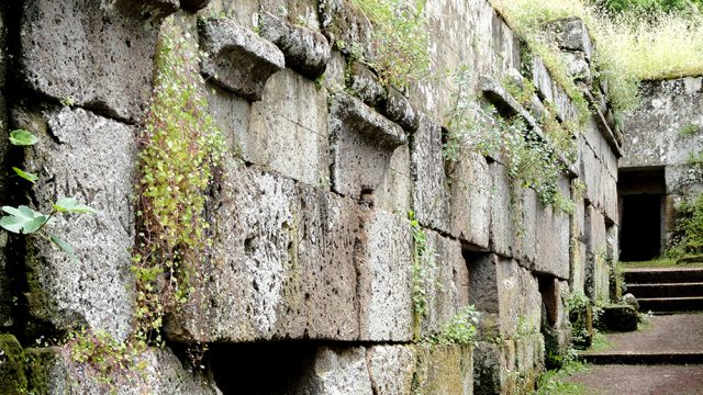 ORVIETO, La Necropoli del Crocefisso del Tufo. Il Museo Archeologico Nazionale oppure la Collezione Faina. Orvieto Sotterranea