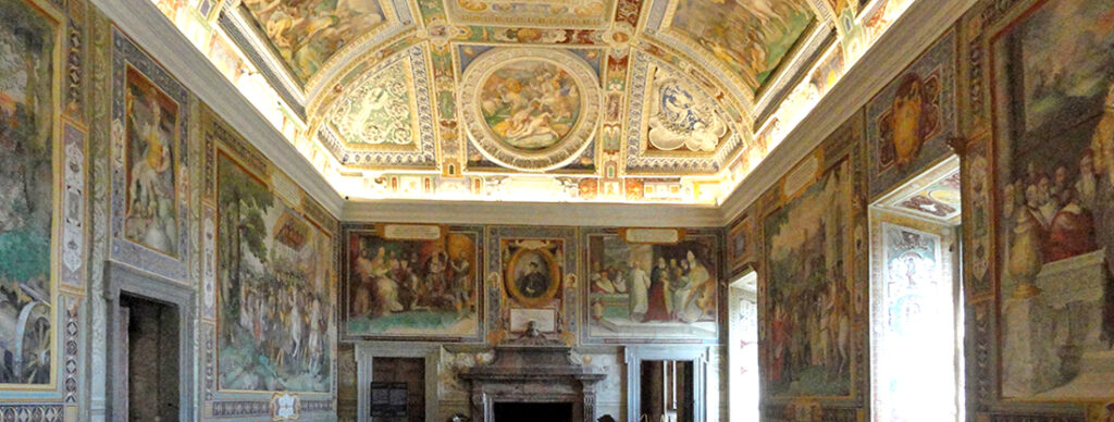 Palazzo Farnese di Caprarola. La Sala dei Fasti. La parete dove si trova il camino.