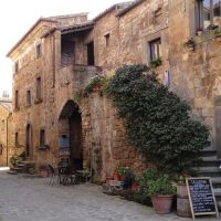 Civita di Bagnoregio. Le case con il profferlo.