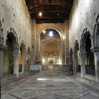 Tuscania. Basilica di San Pietro. Navata centrale.
