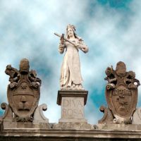 La statua di Santa Rosa da Viterbo, sopra Porta Romana.
