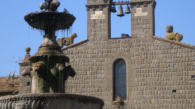 VITERBO – Piazza del Gesù e la sua fontana.