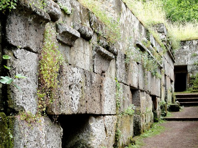 ORVIETO, La Necropoli del Crocefisso del Tufo. Il Museo Archeologico Nazionale oppure la Collezione Faina. Orvieto Sotterranea