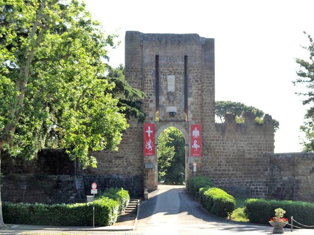 Orvieto – Piazza Cahen e la Rocca