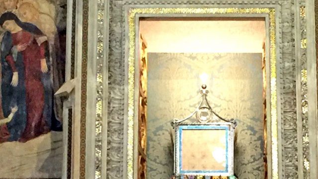 Il Corporale di Bolsena o Sacro Lino macchiato del sangue eucaristico è una delle reliquie più importanti relativi al Sangue di Cristo