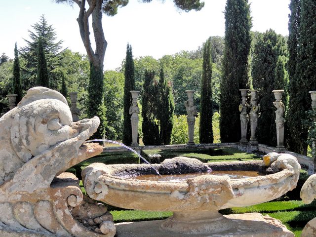 I GIARDINI DI VILLA FARNESE DI CAPRAROLA sfruttano la collina alle spalle del palazzo pentagonale