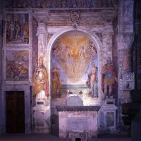 Tuscania. La Basilica di Santa Maria Maggiore. L'altare della navata di sinistra.
