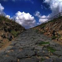 Vulci. Zona archeologica. Il decumano.