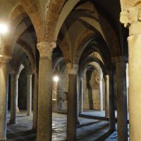 Tuscania. La Basilica di San Pietro. La cripta ad oratorio.