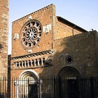 Tuscania. La Basilica di Santa Maria Maggiore. La facciata.